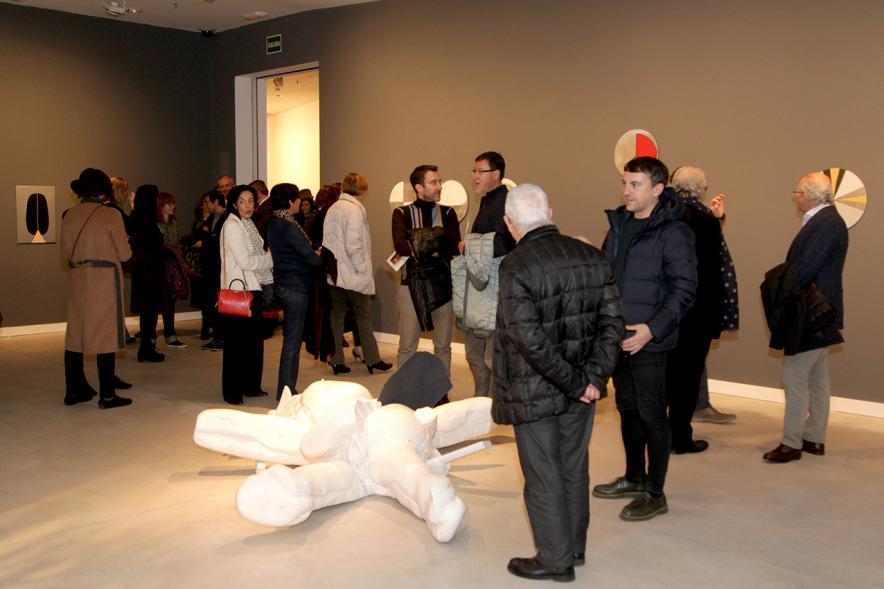 Inauguración Exposición "Every Day is a Trip. Ni la Palabra ni el Silencio" de Victoria Civera - Imagen de personas mirando una de las instalaciones de la artista.