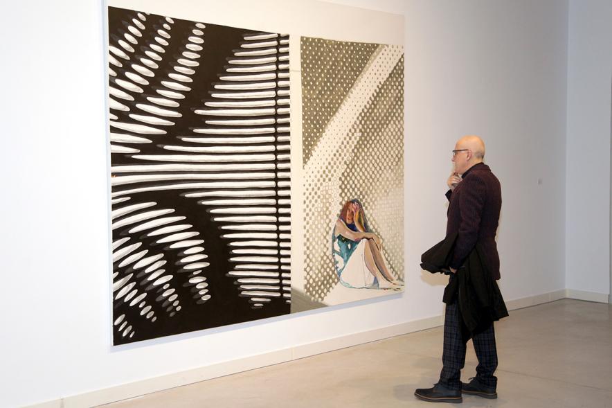 Inauguración Exposición "Every Day is a Trip. Ni la Palabra ni el Silencio" de Victoria Civera - Imagen de una persona mirando una pintura.
