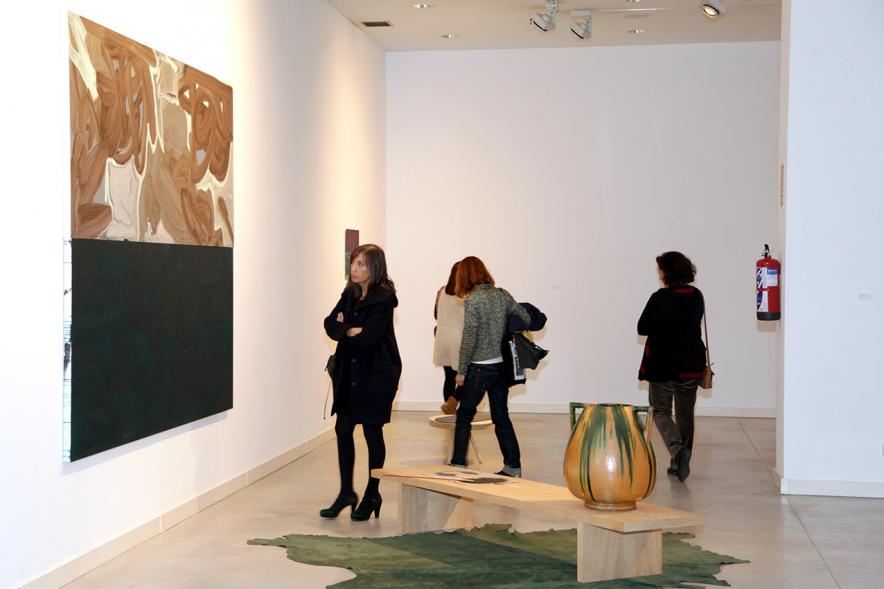 Inauguración Exposición "Every Day is a Trip. Ni la Palabra ni el Silencio" de Victoria Civera - Imagen de una persona mirando una pintura.