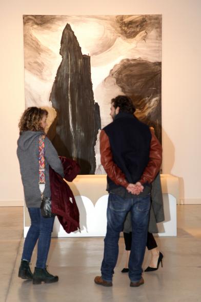 Inauguración Exposición "Every Day is a Trip. Ni la Palabra ni el Silencio" de Victoria Civera - Imagen de una persona mirando una pintura.