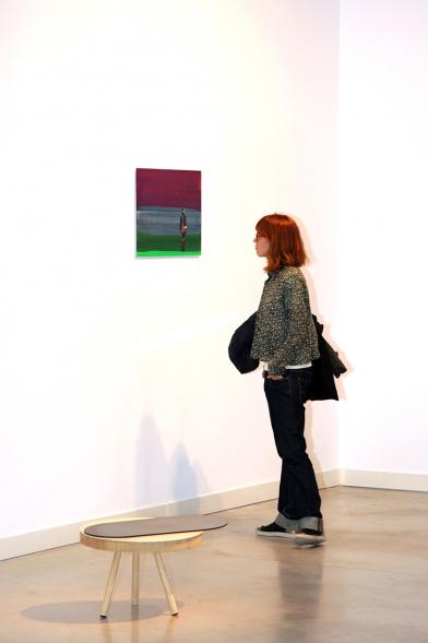 Inauguración Exposición "Every Day is a Trip. Ni la Palabra ni el Silencio" de Victoria Civera - Imagen de una persona mirando una pintura.