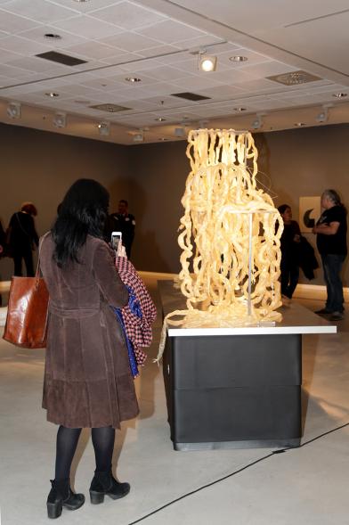 Inauguración Exposición "Every Day is a Trip. Ni la Palabra ni el Silencio" de Victoria Civera - Imagen de una persona mirando una de las instalaciones de la artista.