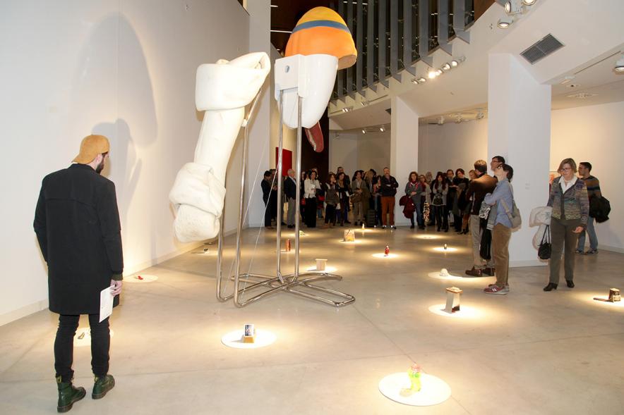 Inauguración Exposición "Every Day is a Trip. Ni la Palabra ni el Silencio" de Victoria Civera - Imagen de personas mirando una de las instalaciones de la artista.