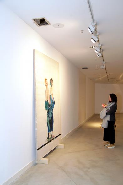 Inauguración Exposición "Every Day is a Trip. Ni la Palabra ni el Silencio" de Victoria Civera - Imagen de una persona mirando una pintura.