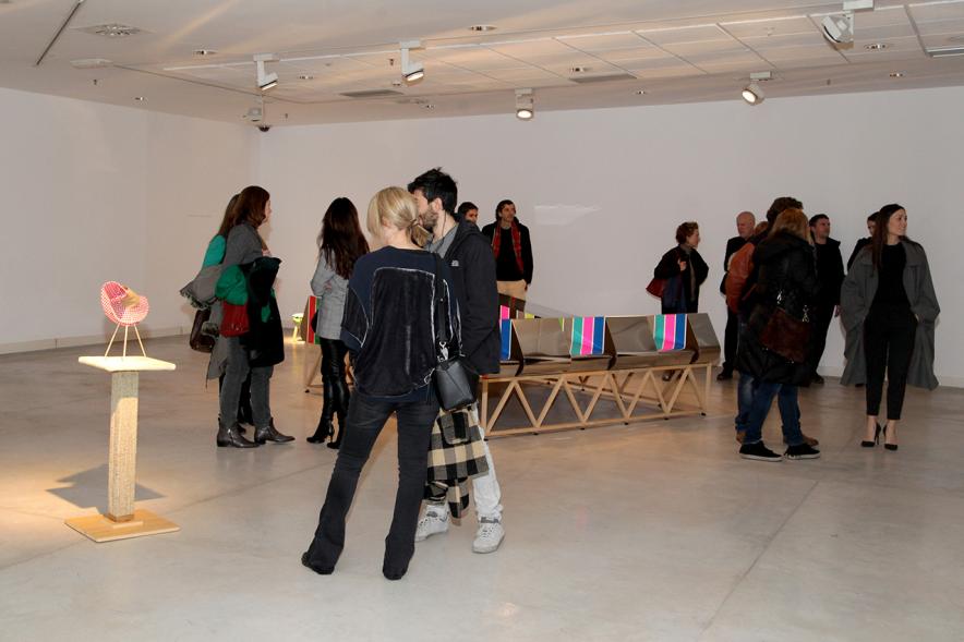 Inauguración Exposición "Every Day is a Trip. Ni la Palabra ni el Silencio" de Victoria Civera - Imagen de personas mirando una de las instalaciones de la artista.