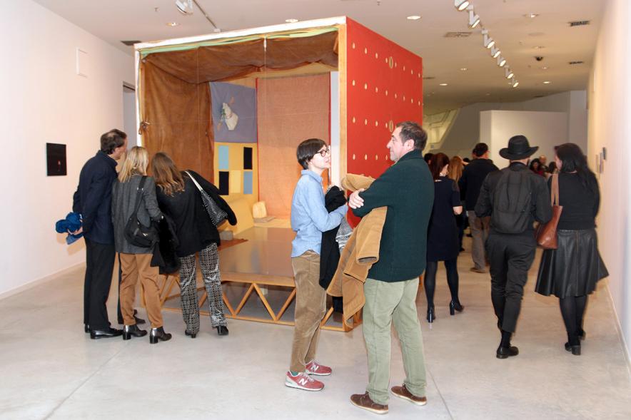 Inauguración Exposición "Every Day is a Trip. Ni la Palabra ni el Silencio" de Victoria Civera - Imagen de personas mirando una de las instalaciones de la artista.