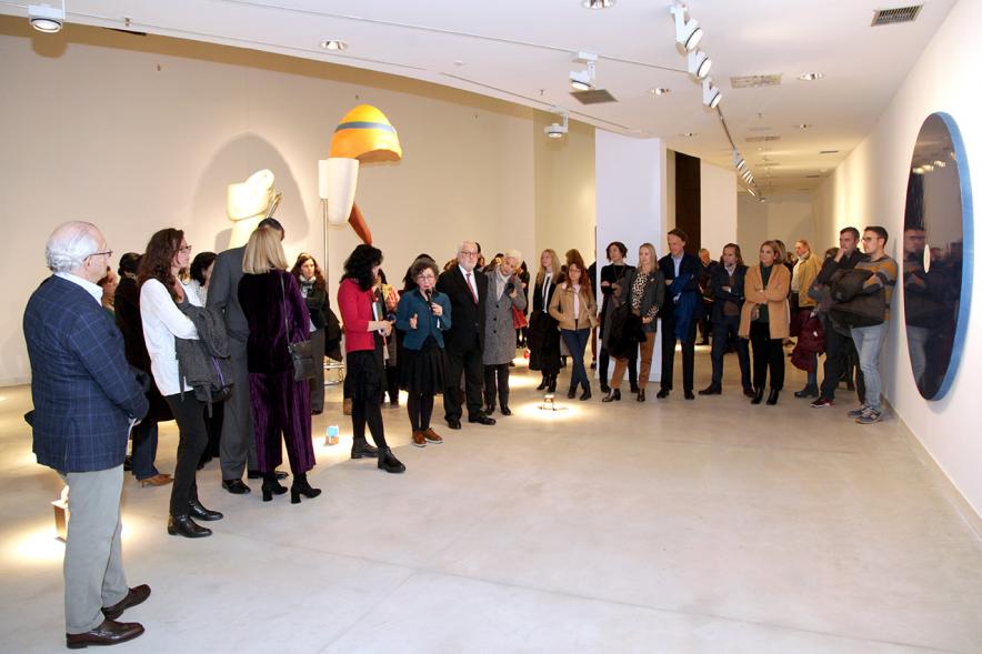 Inauguración Exposición "Every Day is a Trip. Ni la Palabra ni el Silencio" de Victoria Civera - Imagen de personas mirando una pintura.