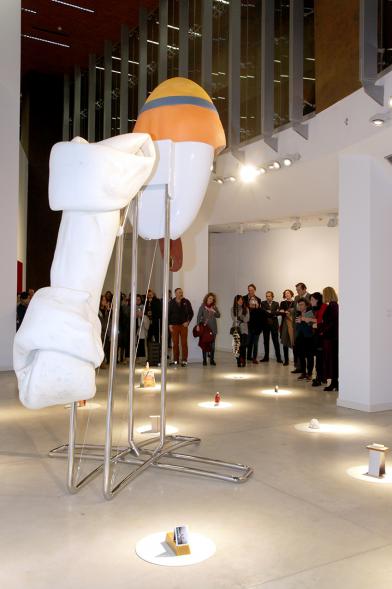 Inauguración Exposición "Every Day is a Trip. Ni la Palabra ni el Silencio" de Victoria Civera - Imagen de personas mirando una de las instalaciones de la artista.