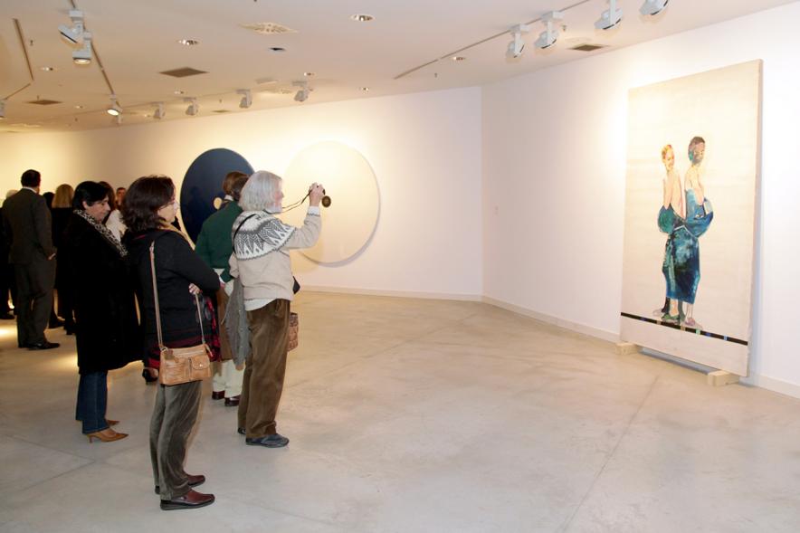 Inauguración Exposición "Every Day is a Trip. Ni la Palabra ni el Silencio" de Victoria Civera - Imagen de personas mirando una pintura.