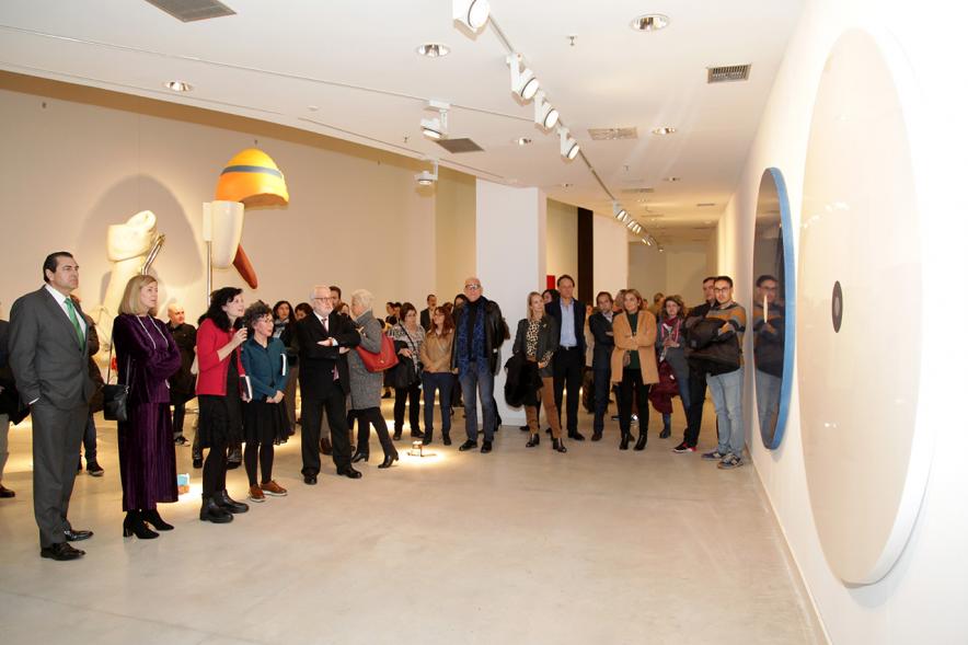 Inauguración Exposición "Every Day is a Trip. Ni la Palabra ni el Silencio" de Victoria Civera - Imagen de la artista,Victoria Civera y otras personalidades en un momento de la inauguración.