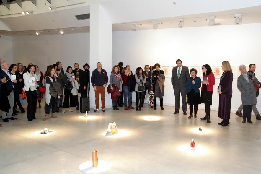Inauguración Exposición "Every Day is a Trip. Ni la Palabra ni el Silencio" de Victoria Civera - Imagen de la artista,Victoria Civera y otras personalidades en un momento de la inauguración.