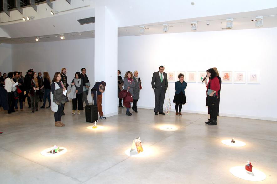 Inauguración Exposición "Every Day is a Trip. Ni la Palabra ni el Silencio" de Victoria Civera - Imagen de personas mirando una de las instalaciones de la artista.