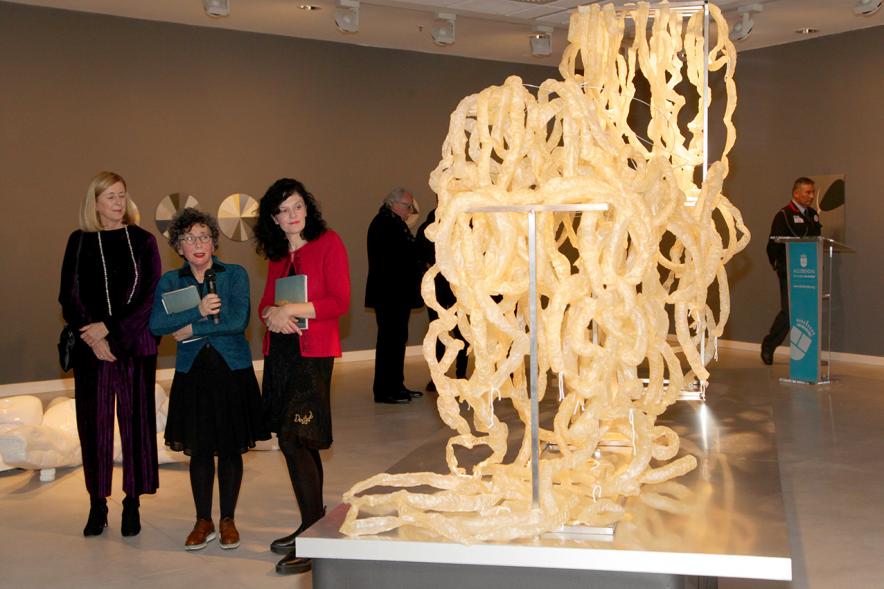 Inauguración Exposición "Every Day is a Trip. Ni la Palabra ni el Silencio" de Victoria Civera -  Imagen de personas mirando una de las instalaciones de la artista.