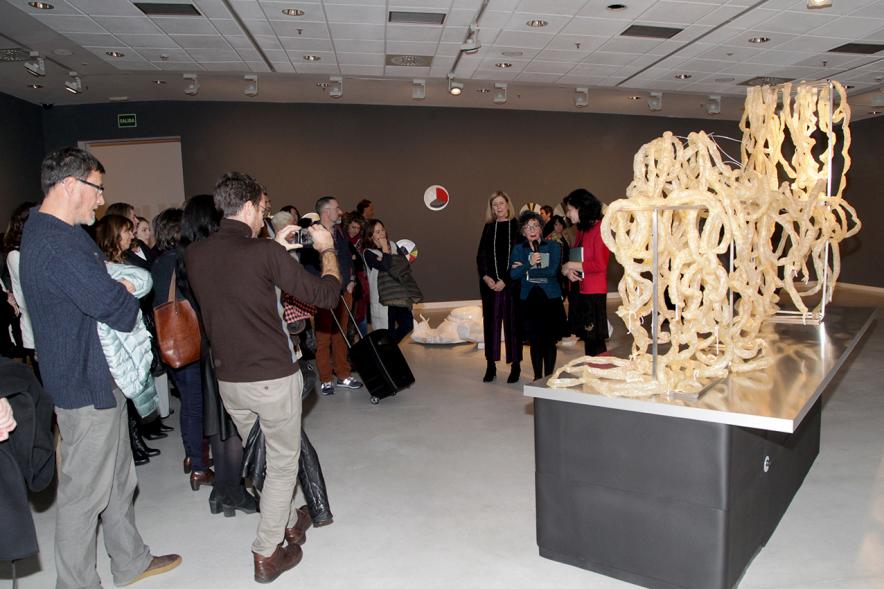 Inauguración Exposición "Every Day is a Trip. Ni la Palabra ni el Silencio" de Victoria Civera - Imagen de personas mirando una de las instalaciones de la artista.