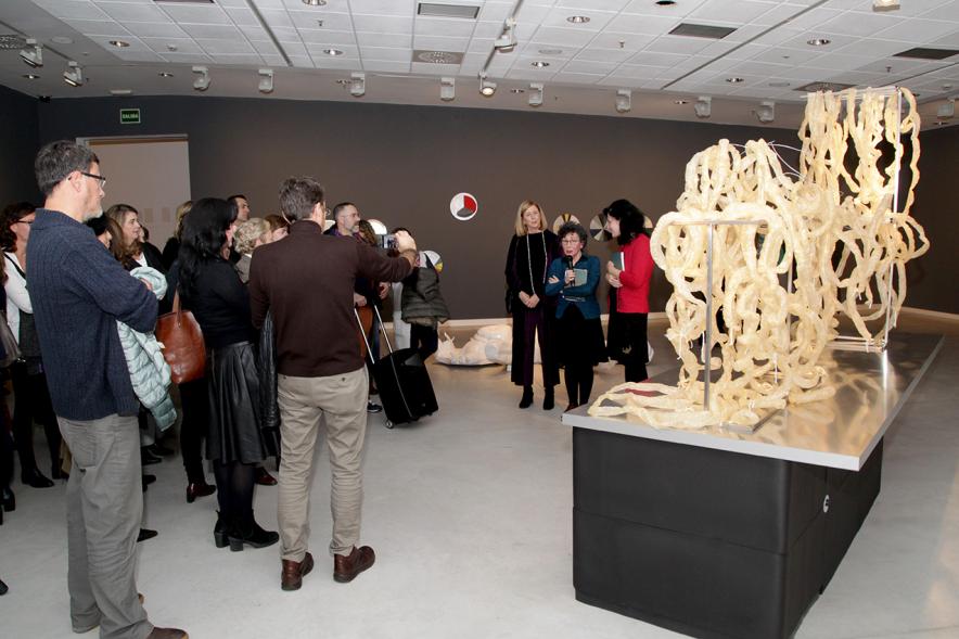 Inauguración Exposición "Every Day is a Trip. Ni la Palabra ni el Silencio" de Victoria Civera - Imagen de personas mirando una de las instalaciones de la artista.