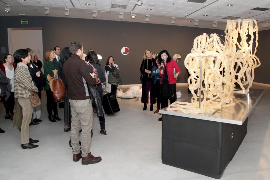 Inauguración Exposición "Every Day is a Trip. Ni la Palabra ni el Silencio" de Victoria Civera - Imagen de personas mirando una de las instalaciones de la artista.