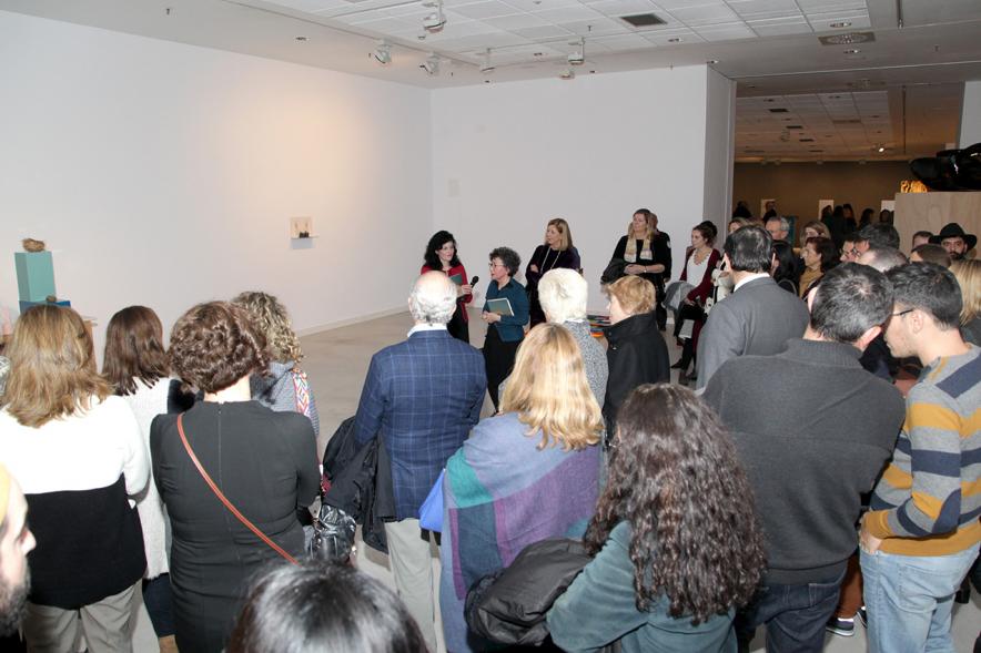 Inauguración Exposición "Every Day is a Trip. Ni la Palabra ni el Silencio" de Victoria Civera - Imagen de la artista,Victoria Civera y otras personalidades en un momento de la inauguración.