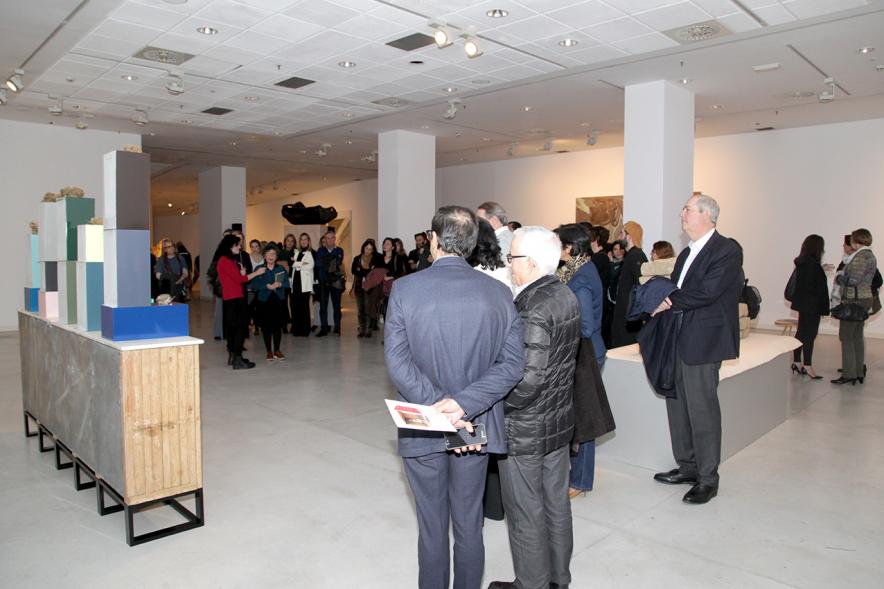 Inauguración Exposición "Every Day is a Trip. Ni la Palabra ni el Silencio" de Victoria Civera - Imagen de personas mirando una de las instalaciones de la artista.