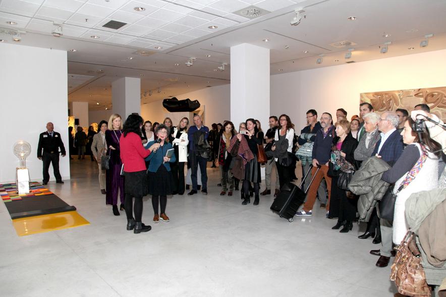 Inauguración Exposición "Every Day is a Trip. Ni la Palabra ni el Silencio" de Victoria Civera - Imagen de la artista,Victoria Civera y otras personalidades en un momento de la inauguración.