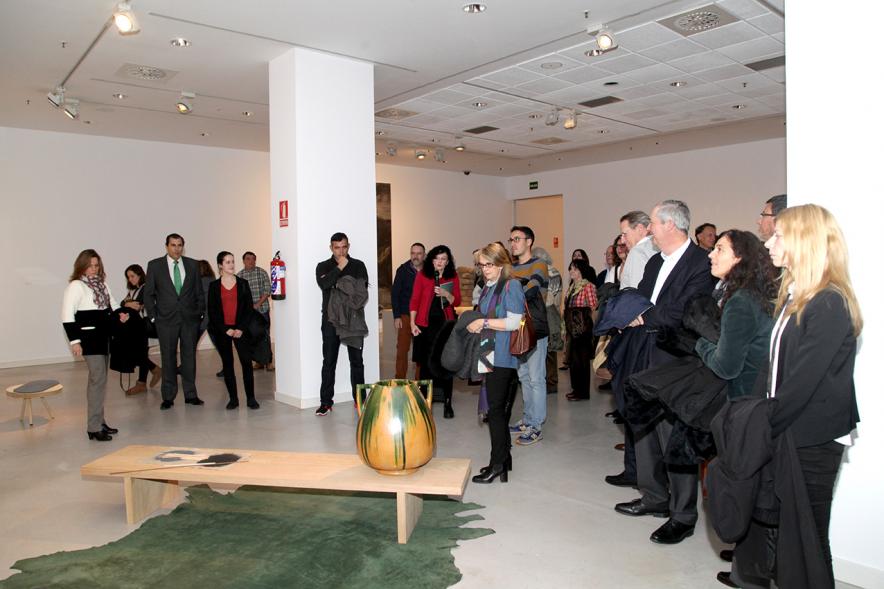 Inauguración Exposición "Every Day is a Trip. Ni la Palabra ni el Silencio" de Victoria Civera - Imagen de la artista,Victoria Civera y otras personalidades en un momento de la inauguración.
