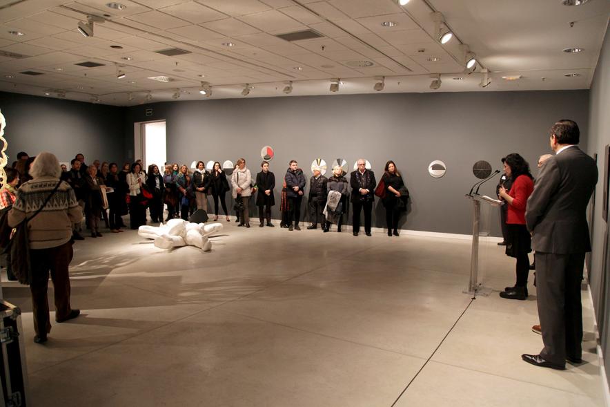 Inauguración Exposición "Every Day is a Trip. Ni la Palabra ni el Silencio" de Victoria Civera -  Imagen de la artista,Victoria Civera y otras personalidades en un momento de la inauguración.