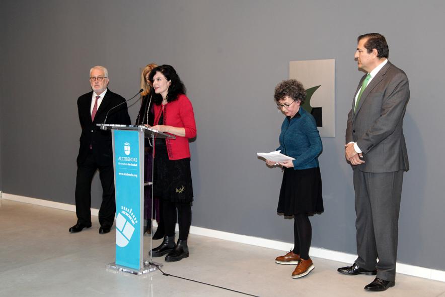 Inauguración Exposición "Every Day is a Trip. Ni la Palabra ni el Silencio" de Victoria Civera - Imagen de una persona  diciendo unas palabras,en un momento de la inauguración.