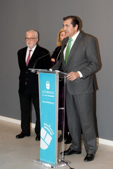 Inauguración Exposición "Every Day is a Trip. Ni la Palabra ni el Silencio" de Victoria Civera - Imagen de una persona  diciendo unas palabras,en un momento de la inauguración.