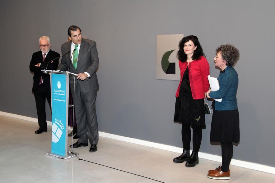 Inauguración Exposición "Every Day is a Trip. Ni la Palabra ni el Silencio" de Victoria Civera - Imagen de una persona  diciendo unas palabras,en un momento de la inauguración.