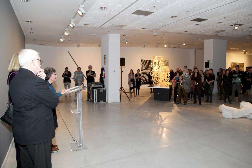 Inauguración Exposición "Every Day is a Trip. Ni la Palabra ni el Silencio" de Victoria Civera - Imagen panorámica de la sala donde se celebra la inauguración.