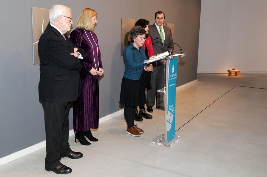 Inauguración Exposición "Every Day is a Trip. Ni la Palabra ni el Silencio" de Victoria Civera - Imagen de la artista,Victoria Civera dirigiéndose al público asistente.
