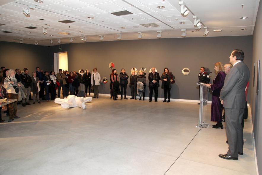 Inauguración Exposición "Every Day is a Trip. Ni la Palabra ni el Silencio" de Victoria Civera - Imagen panorámica de la sala donde se celebra la inauguración.