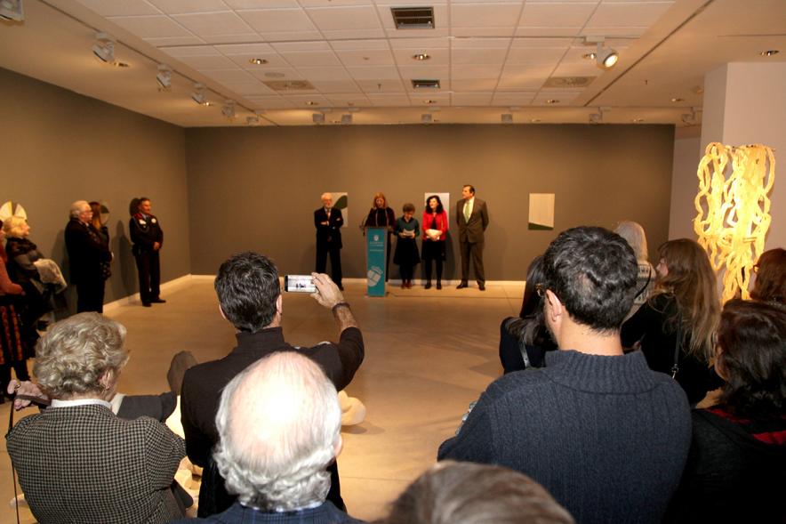 Inauguración Exposición "Every Day is a Trip. Ni la Palabra ni el Silencio" de Victoria Civera - Imagen panorámica de la sala donde se celebra la inauguración.