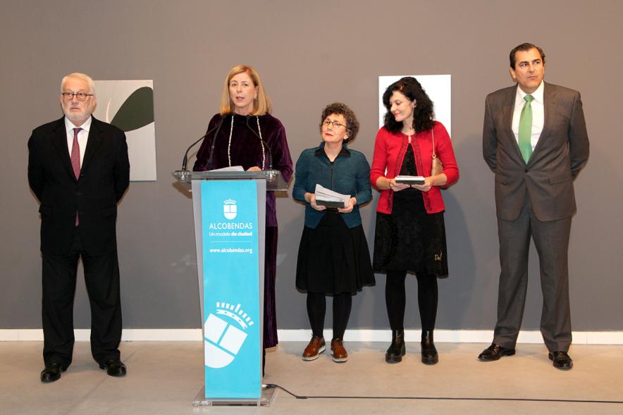 Inauguración Exposición "Every Day is a Trip. Ni la Palabra ni el Silencio" de Victoria Civera - Imagen de una persona  diciendo unas palabras,en un momento de la inauguración.