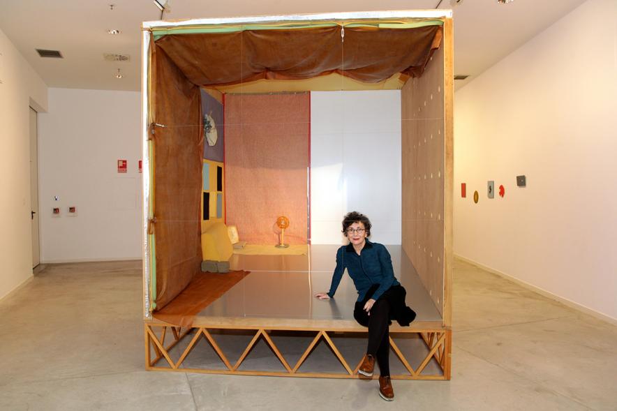 Inauguración Exposición "Every Day is a Trip. Ni la Palabra ni el Silencio" de Victoria Civera - Imagen de la artista,Victoria Civera posando en una de sus instalaciones.