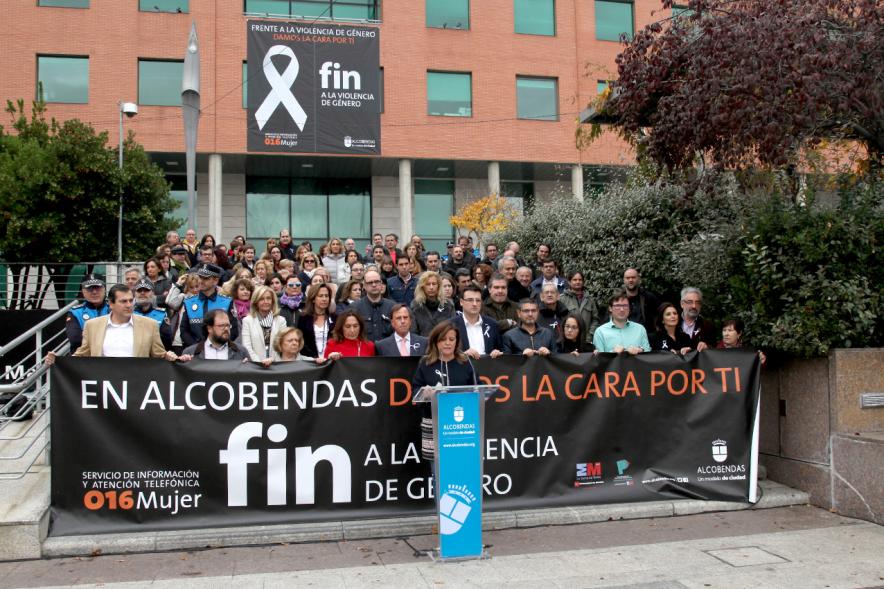 Lectura de Manifiesto y Minuto de Silencio contra la Violencia de Género 2017 - Las  autoridades tras la pancarta.