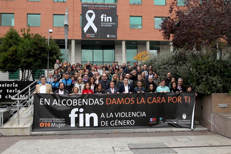 Lectura de Manifiesto y Minuto de Silencio contra la Violencia de Género 2017 - Las  autoridades tras la pancarta.