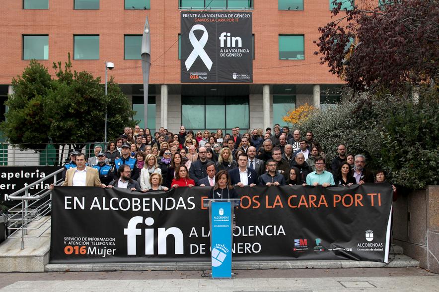 Lectura de Manifiesto y Minuto de Silencio contra la Violencia de Género 2017 - Grupo numeroso de autoridades tras la pancarta.