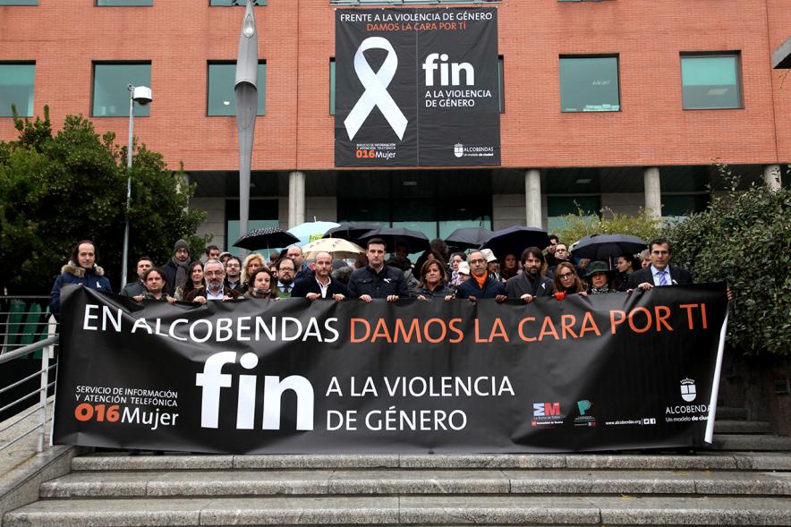 Lectura de Manifiesto Institucional conta la Violencia de Género y Marcha Silenciosa -   Asistentes  a la marcha.