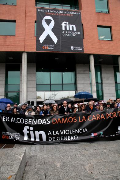 Lectura de Manifiesto Institucional conta la Violencia de Género y Marcha Silenciosa -  Asistentes con la pancarta.