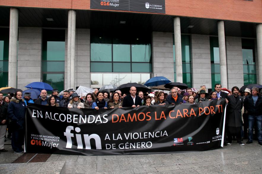 Lectura de Manifiesto Institucional conta la Violencia de Género y Marcha Silenciosa -  Asistentes con la pancarta.