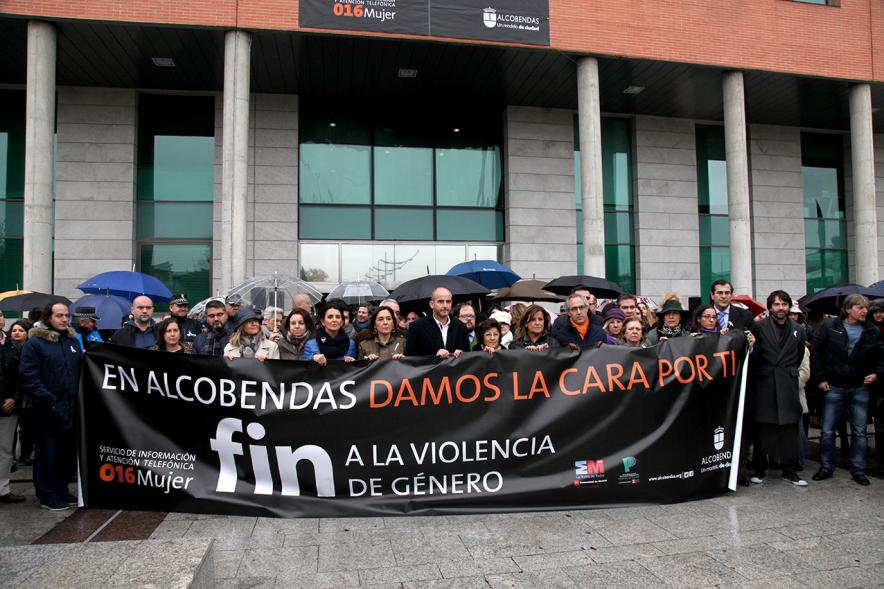 Lectura de Manifiesto Institucional conta la Violencia de Género y Marcha Silenciosa -  Asistentes con la pancarta.