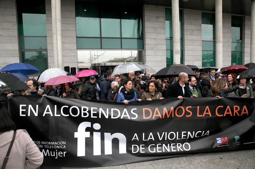 Lectura de Manifiesto Institucional conta la Violencia de Género y Marcha Silenciosa - Asistentes con la pancarta. 