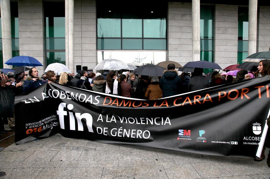 Lectura de Manifiesto Institucional conta la Violencia de Género y Marcha Silenciosa -  Asistentes con la pancarta.