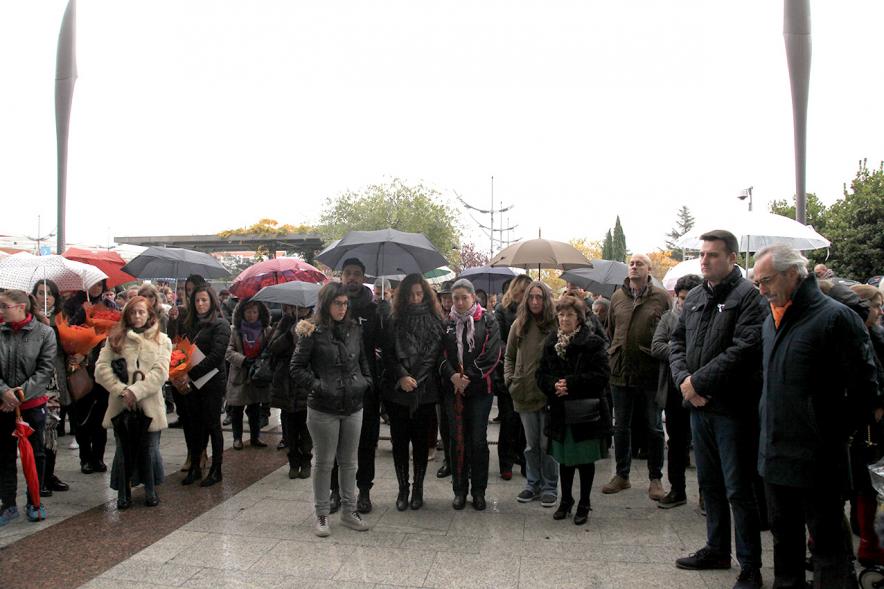 Lectura de Manifiesto Institucional conta la Violencia de Género y Marcha Silenciosa -  Asistentes en silencio.