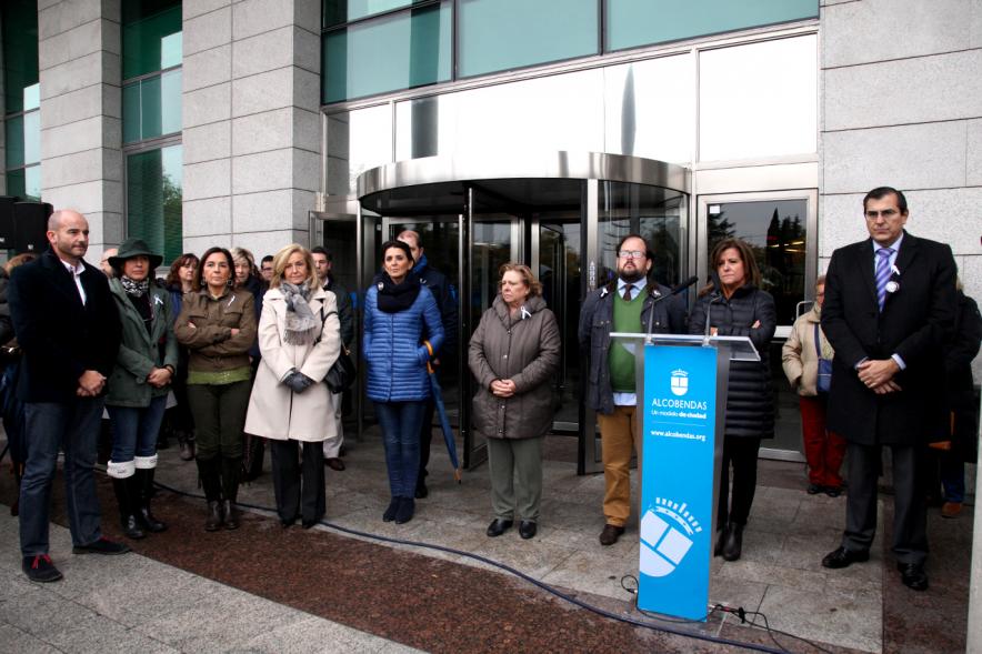 Lectura de Manifiesto Institucional conta la Violencia de Género y Marcha Silenciosa -  Asistentes en silencio.