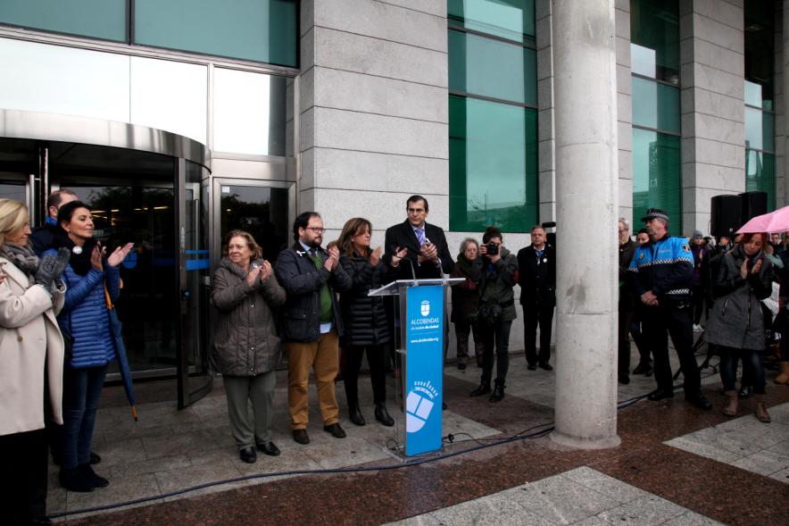 Lectura de Manifiesto Institucional conta la Violencia de Género y Marcha Silenciosa - Asistentes y las autoridades en silencio.