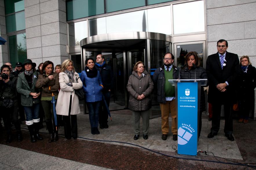 Lectura de Manifiesto Institucional conta la Violencia de Género y Marcha Silenciosa - Lectura del manifiesto.