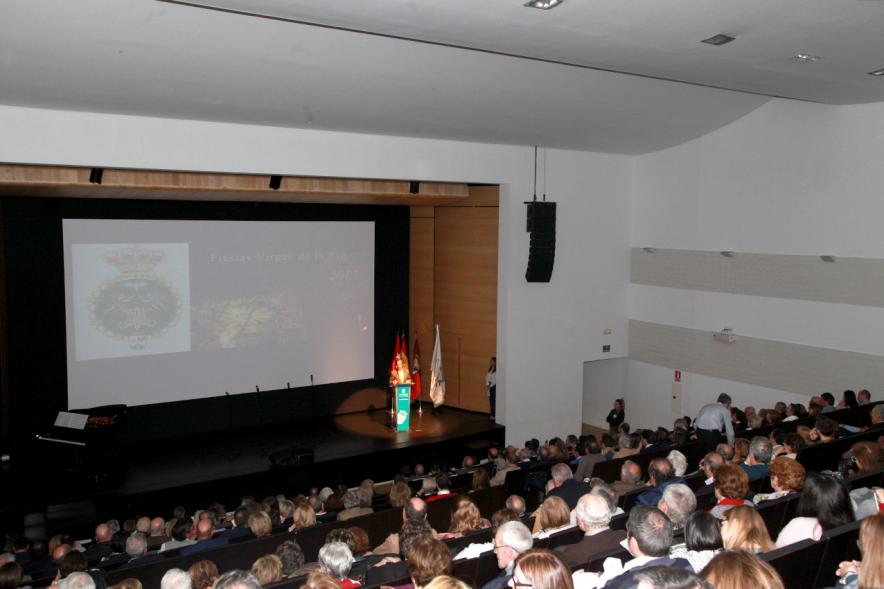 Presentación Fiestas Virgen de La Paz 2017 por la Hermandad Virgen de La Paz - Imagen de persona en el escenario dirigiendo unas palabras al público asistente.