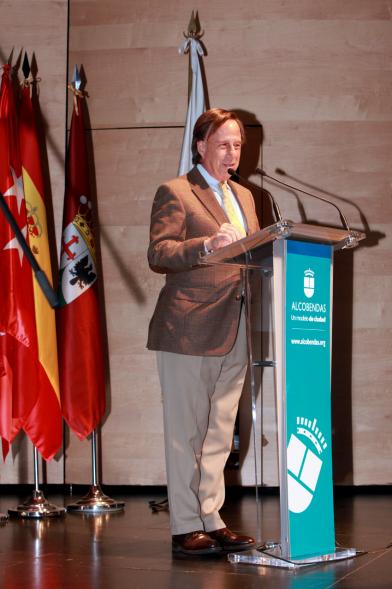 Presentación Fiestas Virgen de La Paz 2017 por la Hermandad Virgen de La Paz - Imagen del alcalde García de  Vinuesa en el escenario dirigiendo unas palabras al público asistente.