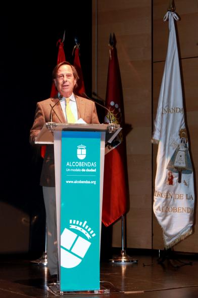 Presentación Fiestas Virgen de La Paz 2017 por la Hermandad Virgen de La Paz - Imagen del alcalde García de  Vinuesa en el escenario dirigiendo unas palabras al público asistente.